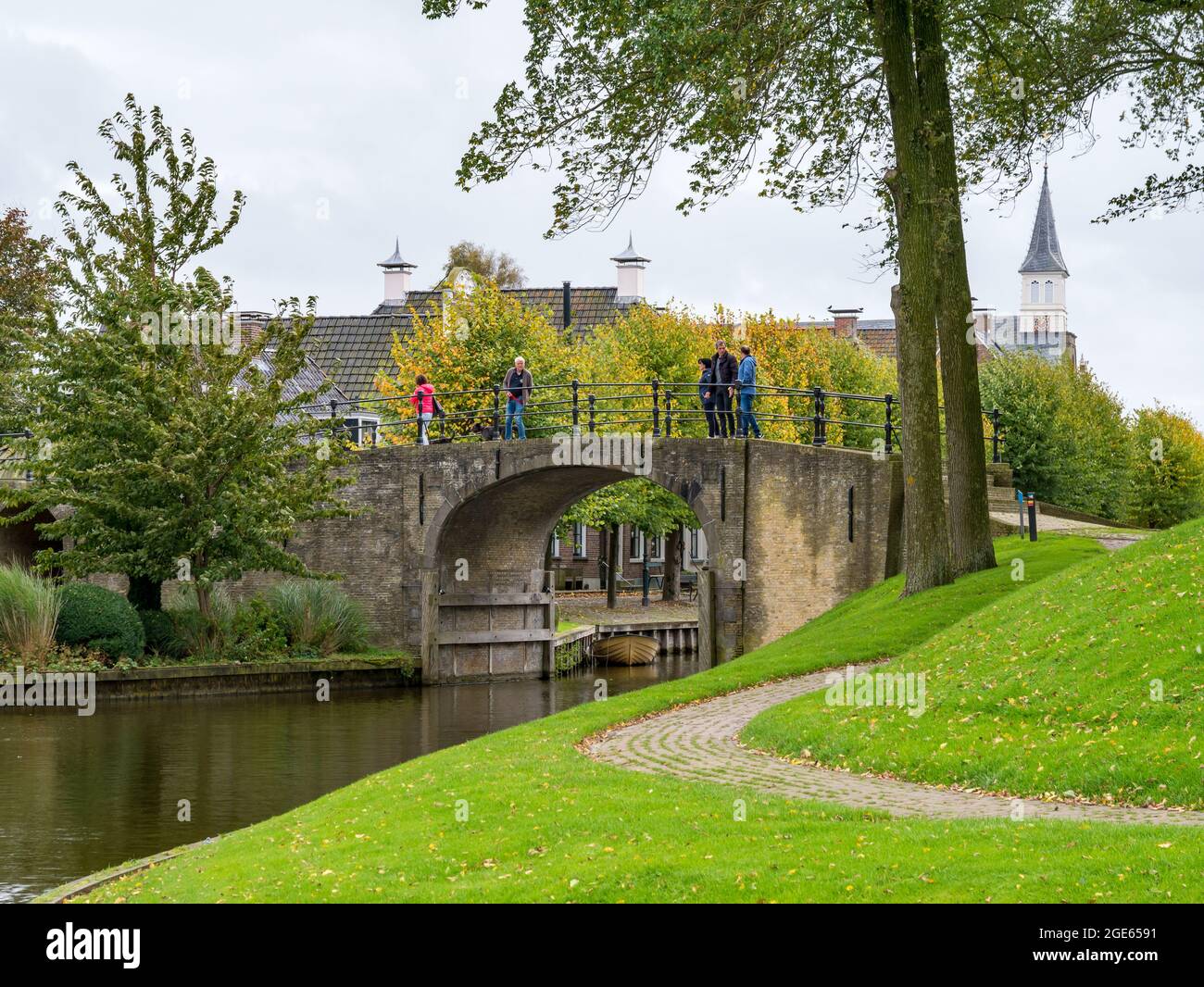 Personnes marchant sur le pont de la porte d'eau de Woudsender dans la ville fortifiée de Sloten, Sleat, Friesland, pays-Bas Banque D'Images