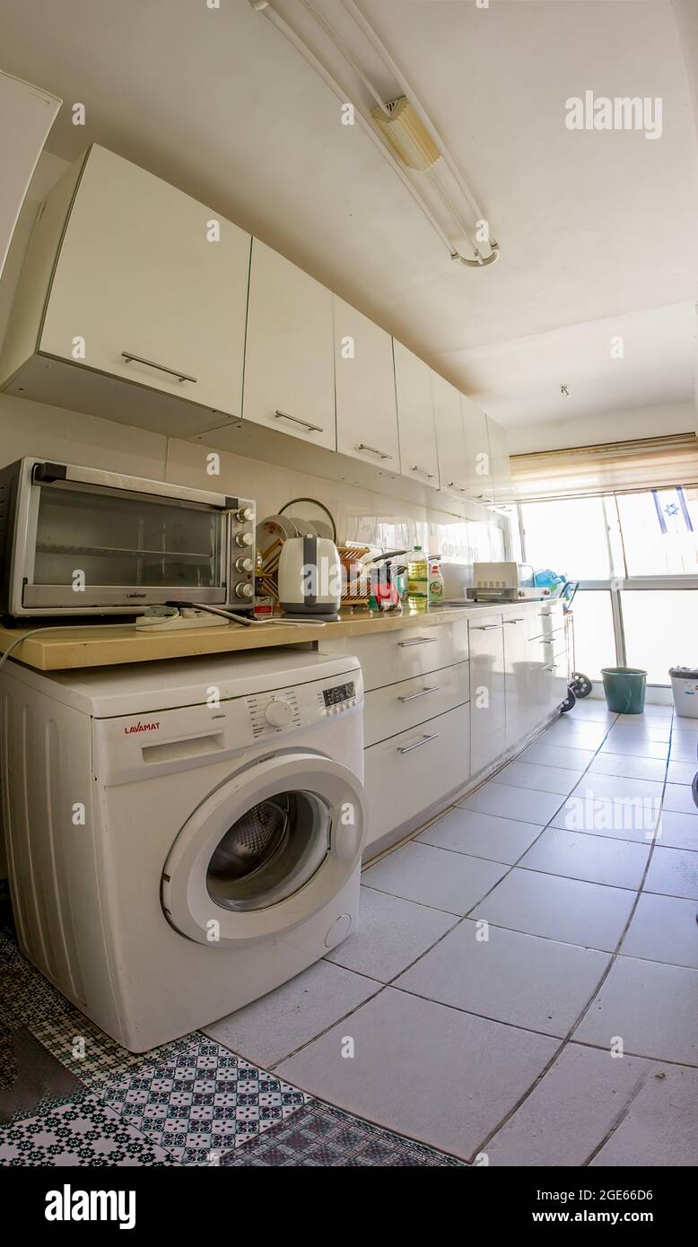 Salle de bains moderne avec échelle décorative et cabine de douche Banque D'Images