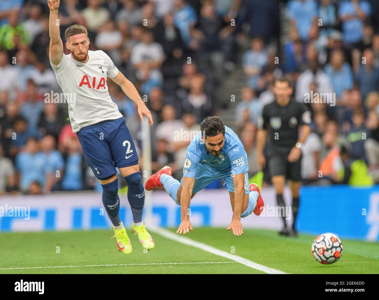 Stade Tottenham Hotspur, Londres, Royaume-Uni. 15 août 2021. Ilkay Gundogan est attaqué par Matt Doherty lors du match de la Premier League au Tottenham Hotspur Stadium, Londres. Photo : Mark pain / Alamy Live News Banque D'Images