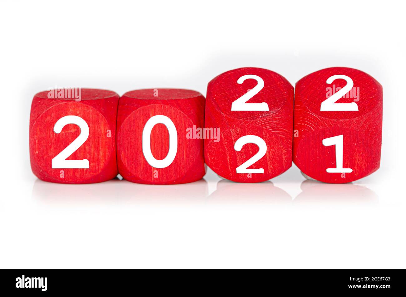 cube en bois avec les années 2021 et 2022 construit à partir de dés rouges, isolé sur fond blanc Banque D'Images