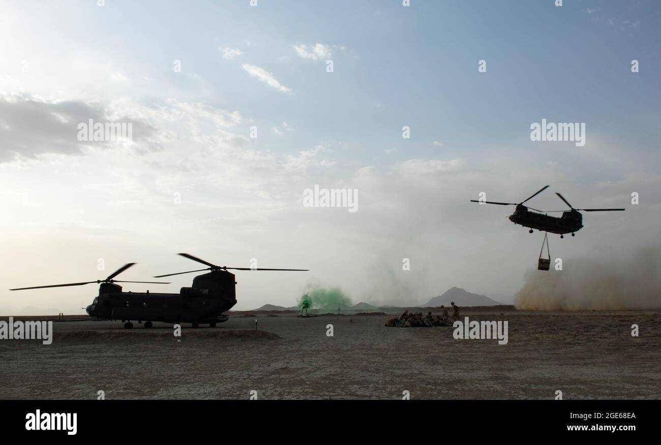 Hélicoptère Chinook larguer des troupes et des fournitures britanniques dans la province de Helmand, en Afghanistan. Banque D'Images