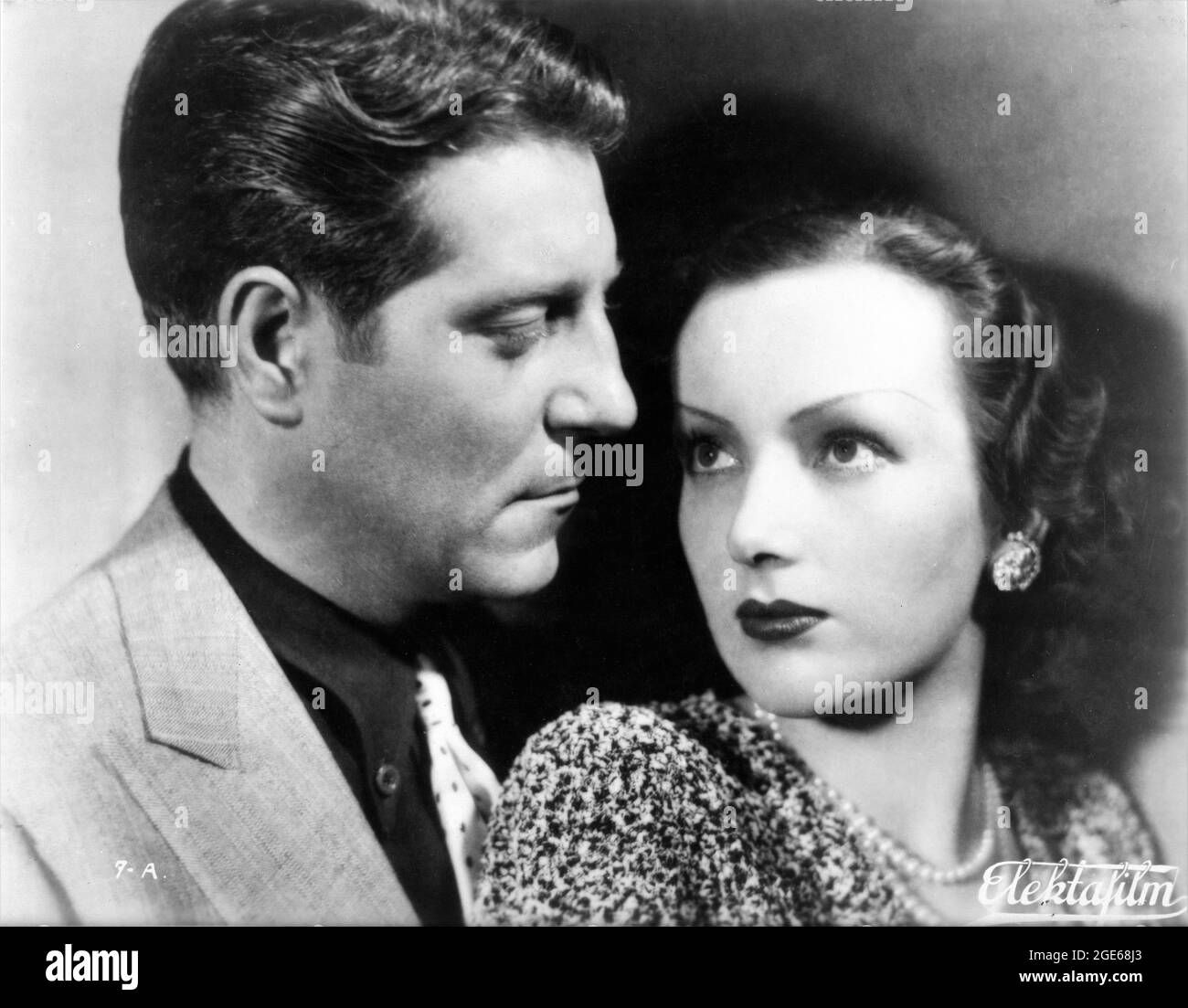 JEAN GABIN et MIREILLE BALIN Portrait en PEPE LE MOKO 1937 réalisateur / scénario JULIEN DUVIVIVIER roman Henri la Barthe producteurs Raymond et Robert Hakim Paris film / Elektafilm Banque D'Images