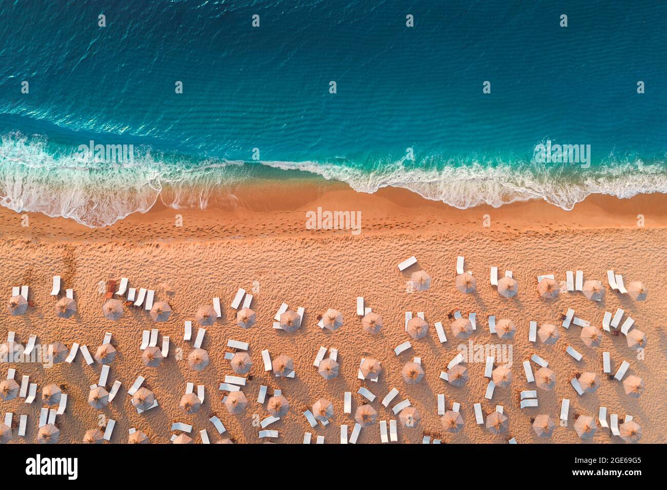 Vue de dessus de l'antenne de drone de plage de sable fin avec une mer turquoise des vagues avec copie espace pour le texte. Banque D'Images
