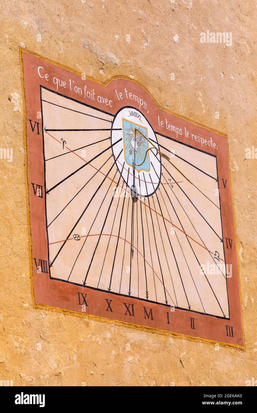 Monestier (sud-ouest de la France) : sundial du domaine viticole « Château Monestier la Tour », vignobles biodynamiques. Cadran solaire avec les armoiries Banque D'Images