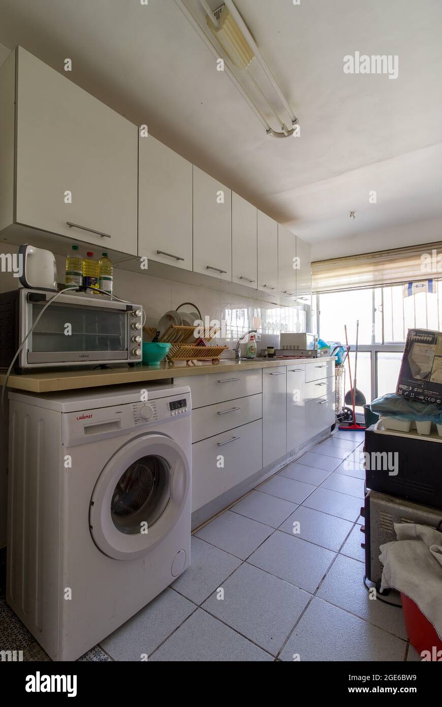 Salle de bains moderne avec échelle décorative et cabine de douche Banque D'Images