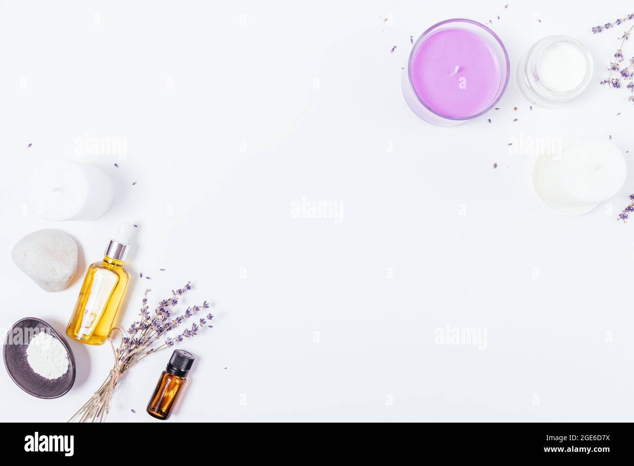 Flat Lay composition produits cosmétiques biologiques à côté des fleurs de  lavande et bougies parfumées sur fond blanc Photo Stock - Alamy