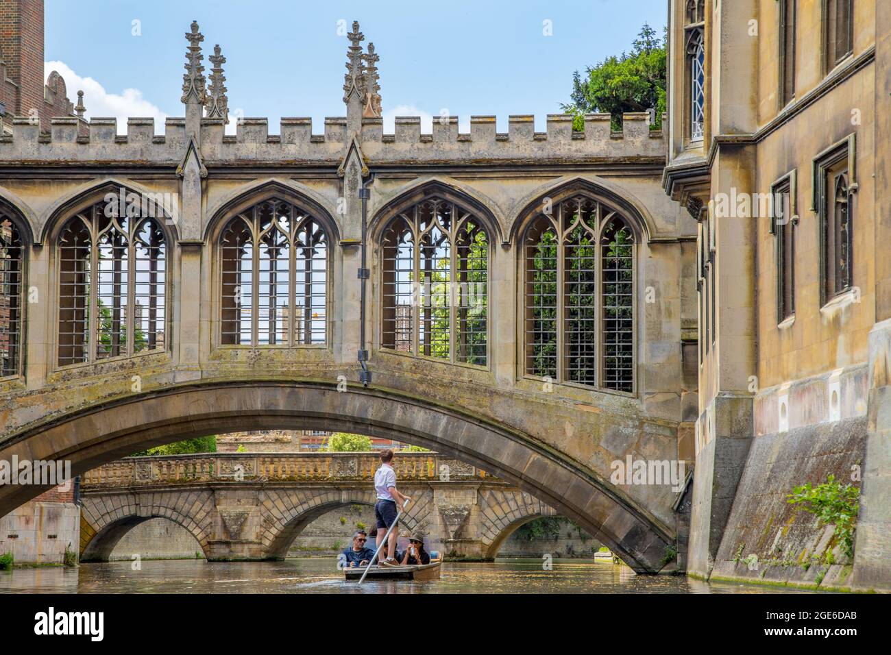 Punting sous le pont des Soupirs, St John's College, Cambridge Banque D'Images