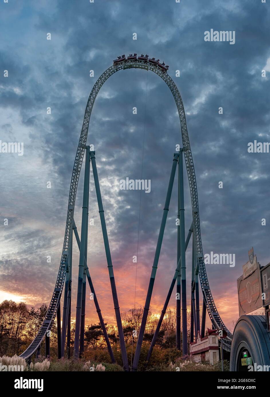 Stealth a lancé le Rollercoaster le plus rapide au royaume-uni, avec une hauteur de 205 mètres, au parc à thème Thorpe Park de Londres Banque D'Images