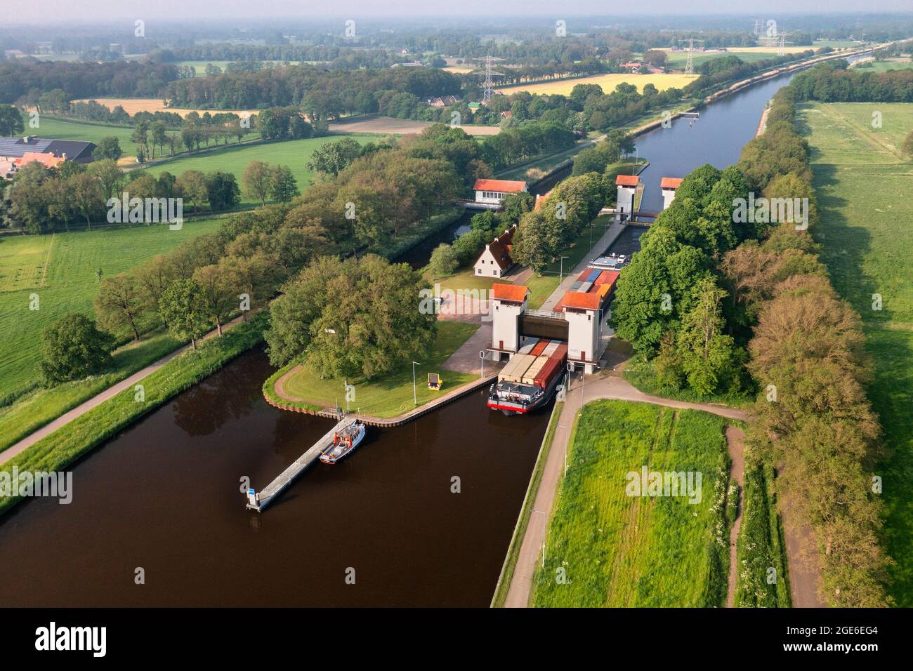 Pays-Bas, Delden. Barge, navire-conteneur dans des écluses de Twentekanaal.  Antenne Photo Stock - Alamy