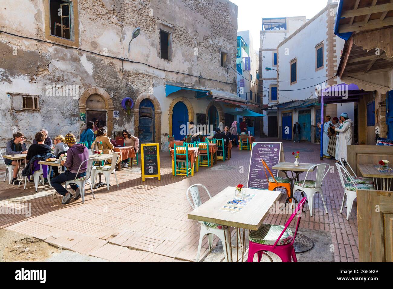 Maroc, Essaouira : terrasses de cafés sur une petite place de la médina, site touristique inscrit au patrimoine mondial de l'UNESCO Banque D'Images