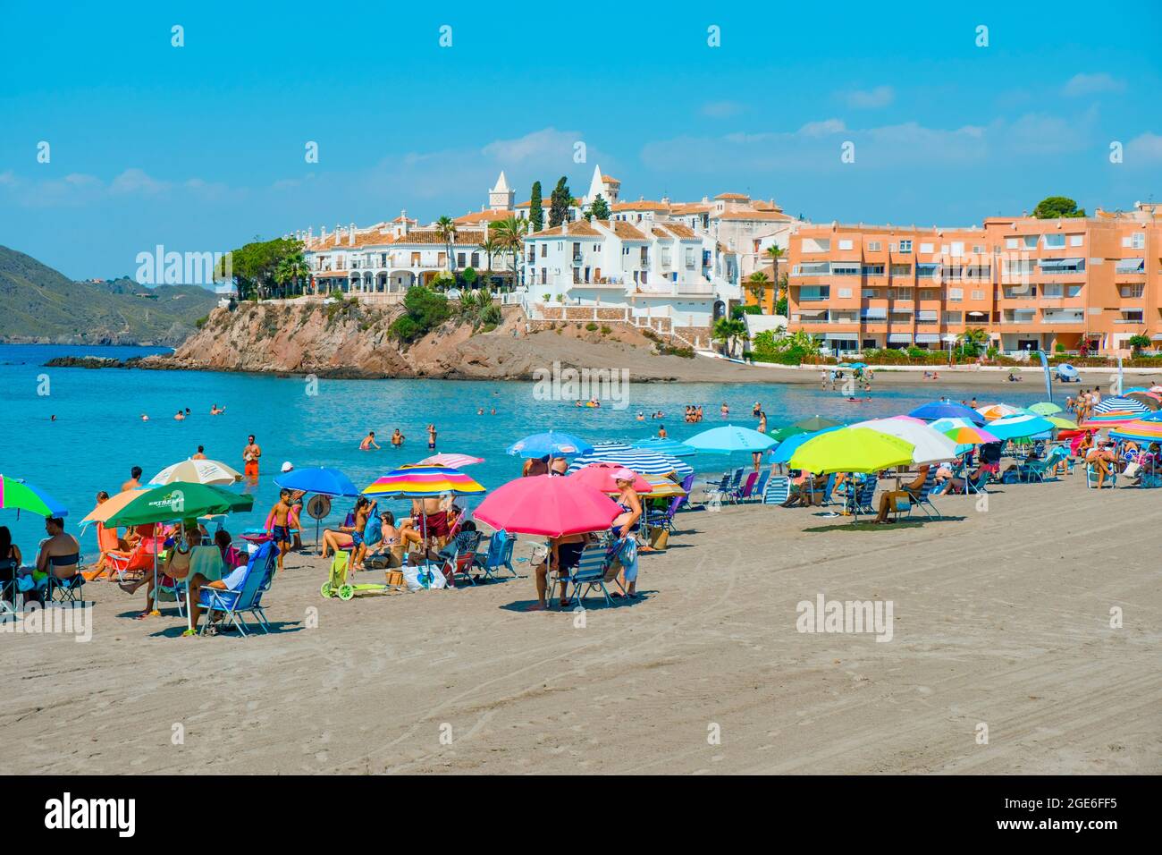 AGUILAS, ESPAGNE - 27 JUILLET 2021: Quelques personnes appréciant la plage  de Calabardina, à Aguilas, sur la côte de Costa Calida, région de Murcie,  Espagne Photo Stock - Alamy