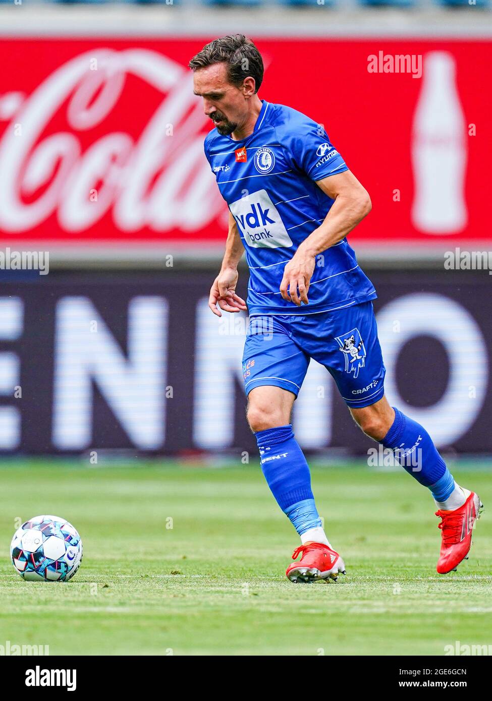 GENT, BELGIQUE - AOÛT 15 : Sven Kums de KAA Gent contrôle le ballon lors du match de la Jupiler Pro League entre KAA Gent et KV Mechelen à l'arène de Ghelamco le 15 août 2021 à Gent, Belgique (photo de Joris Verwijst/Orange Pictures) Banque D'Images