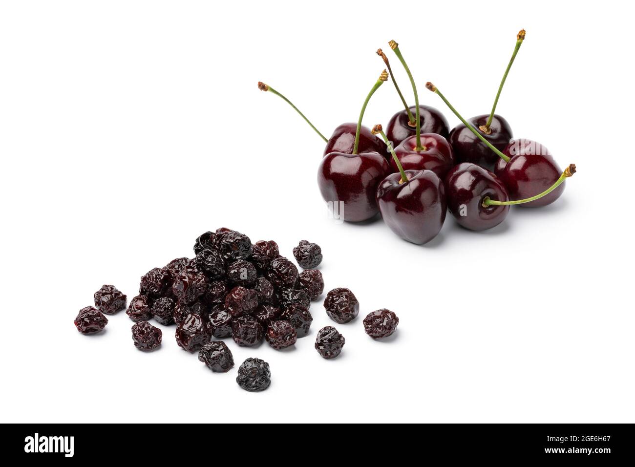 Tas de cerises juteuses mûres rouges fraîches et un tas de cerises conservées isolées de près sur fond blanc Banque D'Images