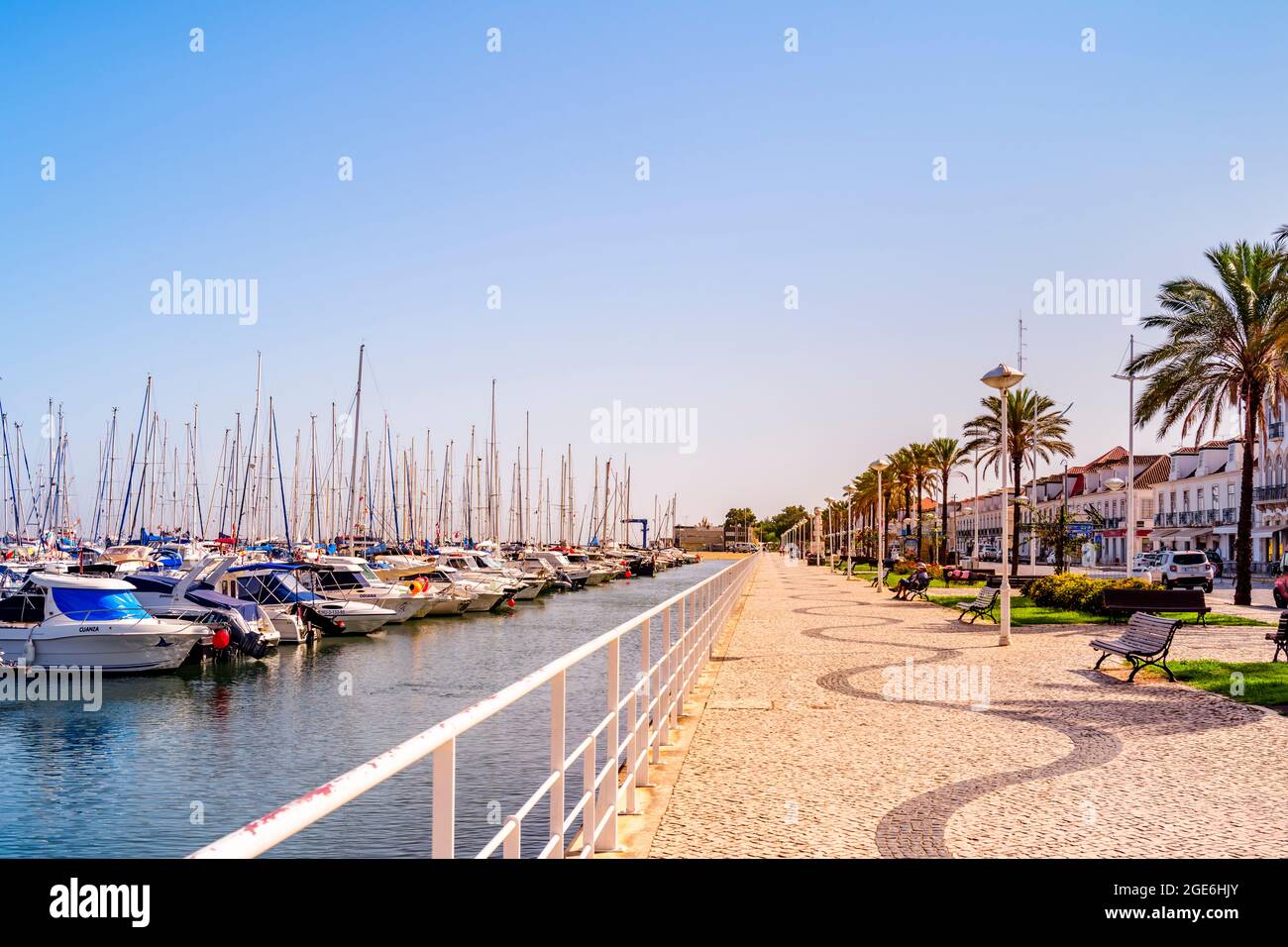 Bateaux et yachts amarrés à la marina de vila Real do santo antonio sur la rivière Guadiana et promenade au bord de la rivière, Vila Real, Algarve Portugal. Banque D'Images