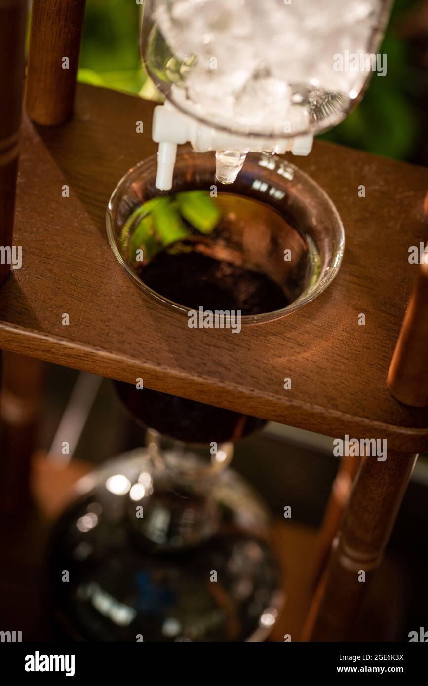 tour à café goutte-à-goutte froide avec mise au point douce et sur-lumière en arrière-plan Banque D'Images