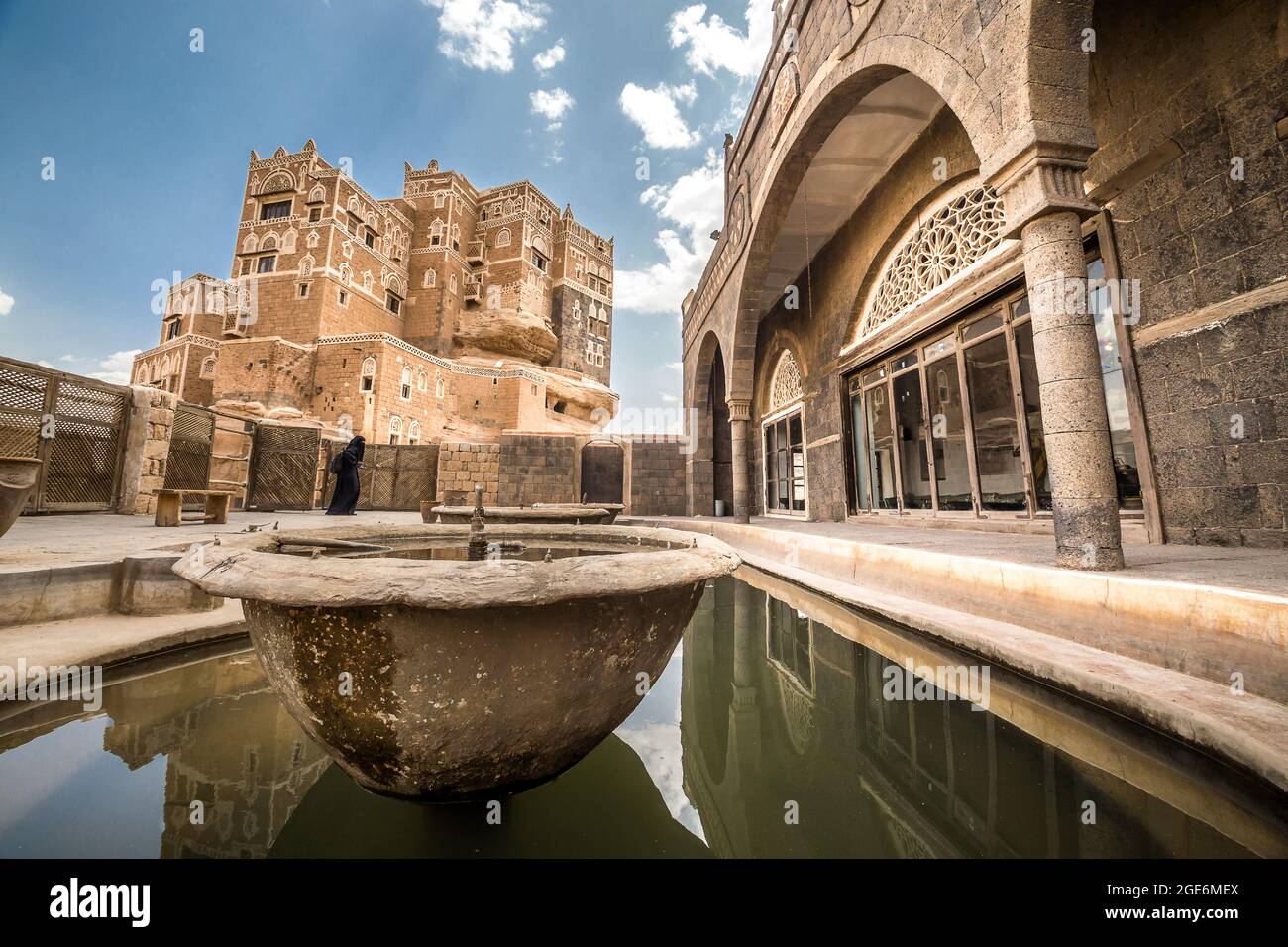 Le Dar al-Hajar (maison en pierre), le Palais des rochers dans la vallée de Wadi Dhahr, un palais royal au sommet d'un rocher construit comme une retraite d'été près de Sana'a, Banque D'Images