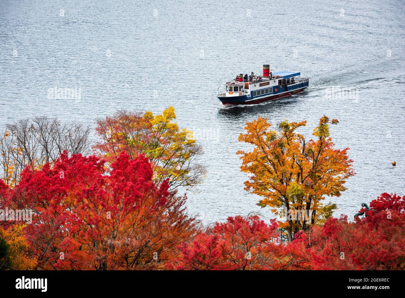 Un bateau sur le lac Kawaguchi, Japon pendant la saison d'automne. Banque D'Images