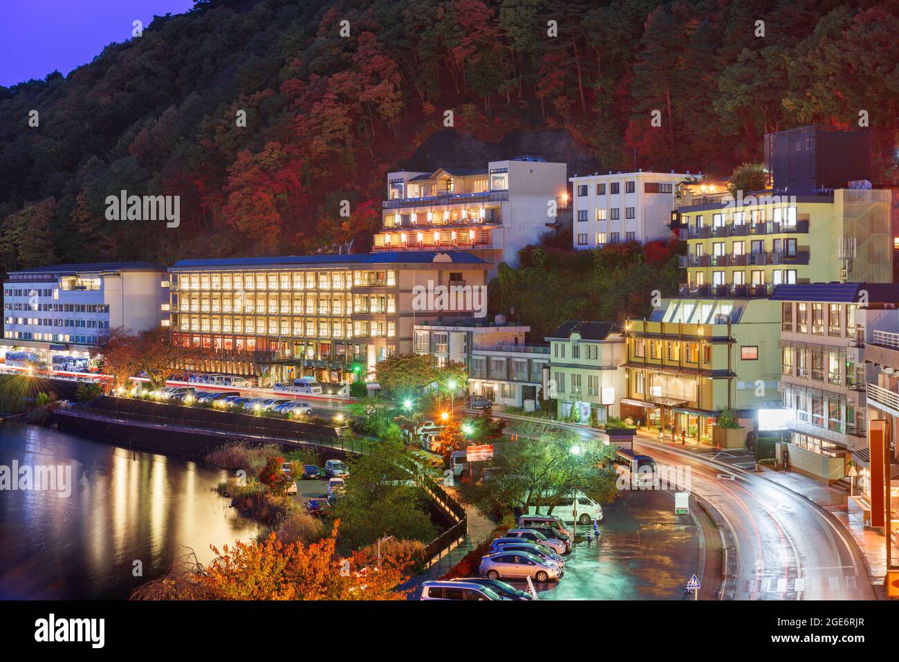 Lac Kawaguchi, avec resorts au bord du lac au crépuscule en automne. Banque D'Images