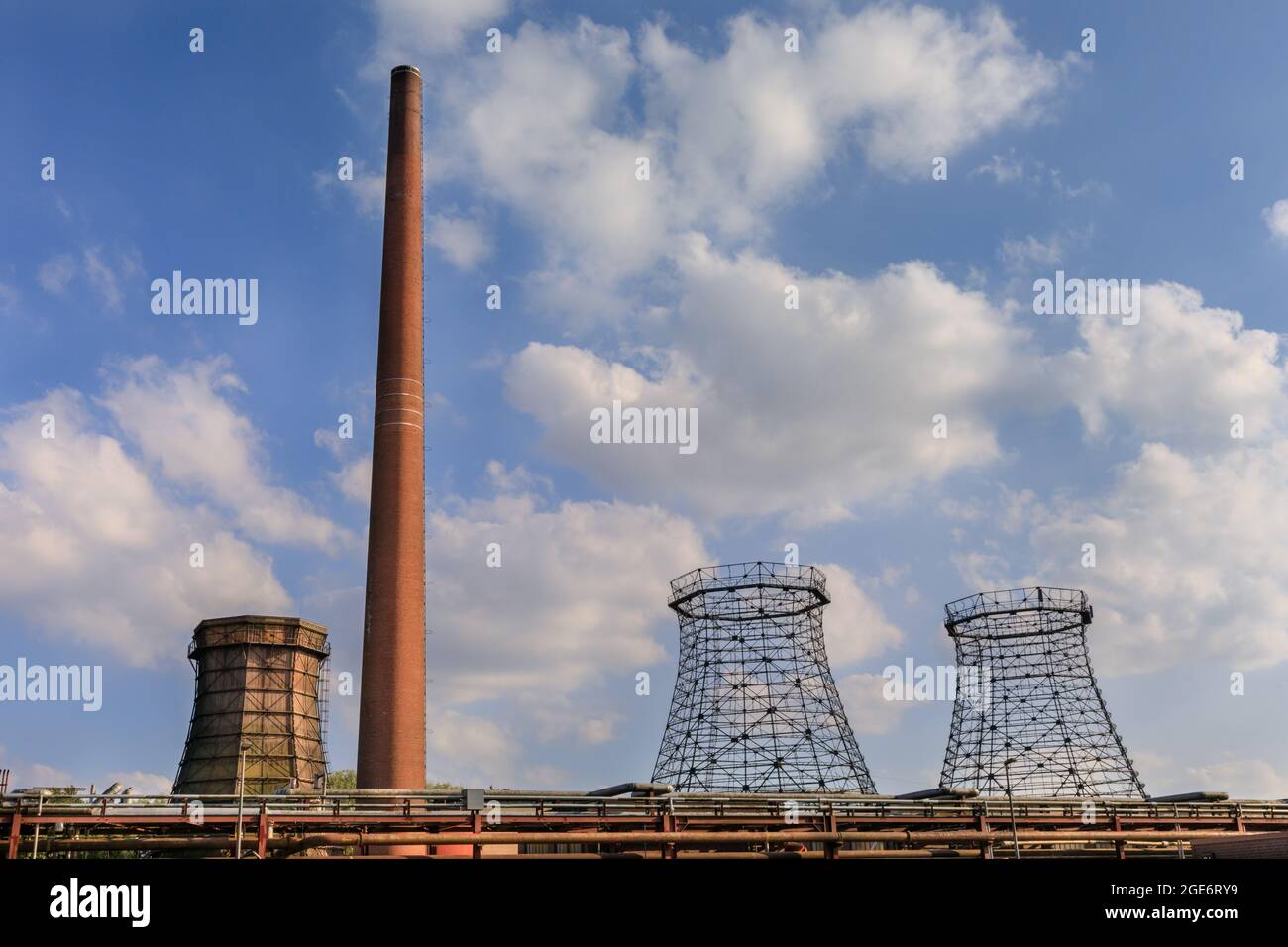 Les détenteurs de gaz et la cheminée industrielle , le complexe industriel de la mine de charbon Zeche Zollverein, site classé au patrimoine mondial de l'UNESCO, région de la Ruhr, Essen, Allemagne Banque D'Images