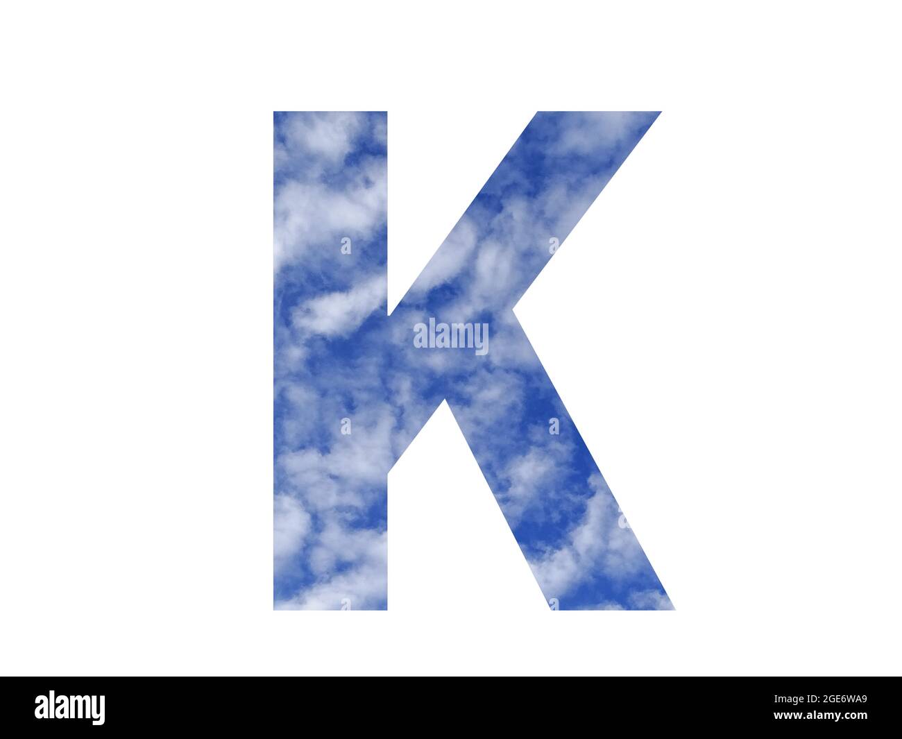 Lettre K de l'alphabet faite d'un ciel bleu et de nuages blancs, isolés sur un fond blanc Banque D'Images
