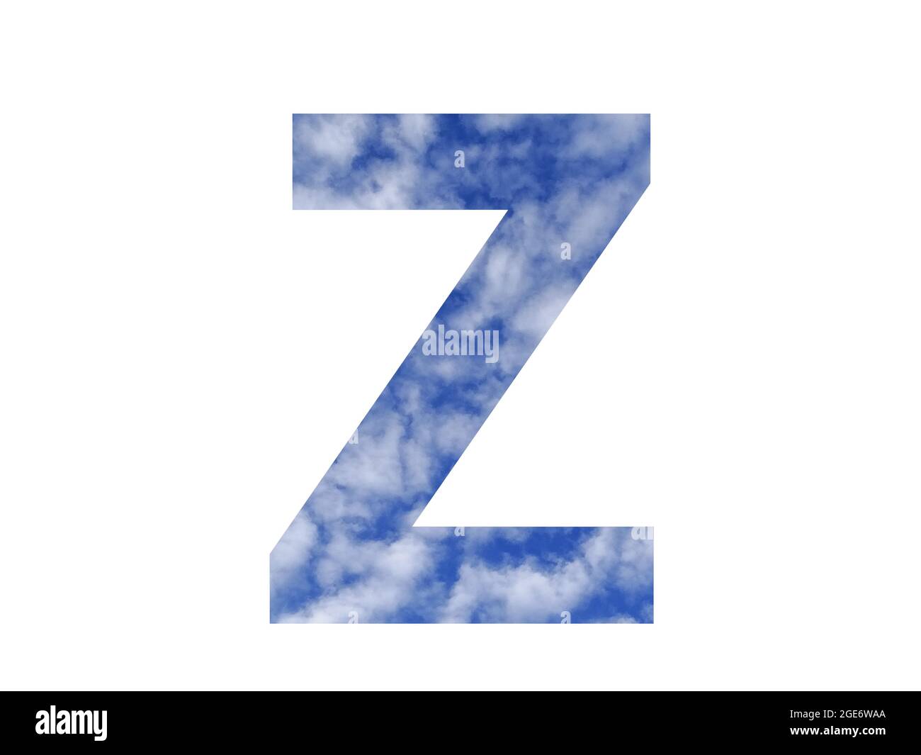 Lettre Z de l'alphabet faite d'un ciel bleu et de nuages blancs, isolés sur un fond blanc Banque D'Images