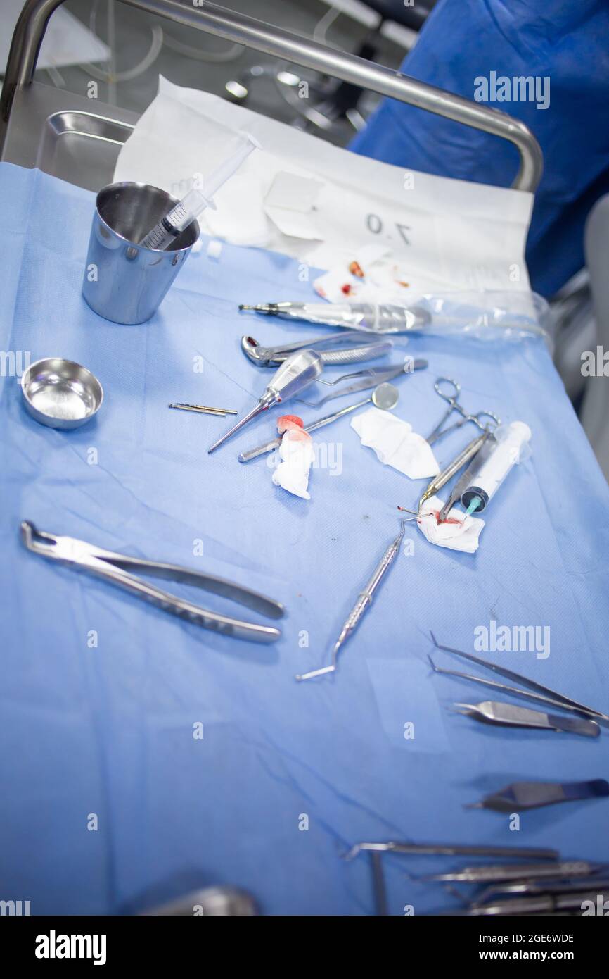 Plateau médical avec outils et équipements dentaires pendant la chirurgie dentaire Banque D'Images