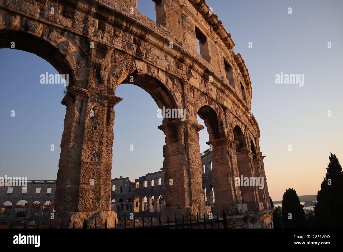 Arène romaine du premier siècle à Pula. Deuxième plus grande arène d'Europe. Photo prise le soir avec une lumière exceptionnelle. Banque D'Images