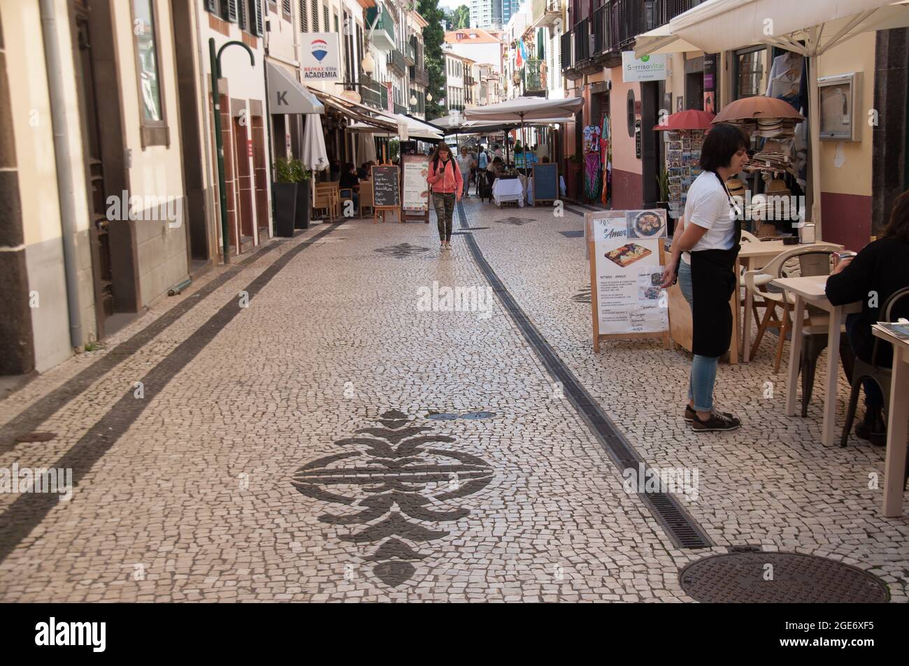 Scène de rue avec pavés (rue pavée), Funchal, Madère, Portugal, Europe Banque D'Images