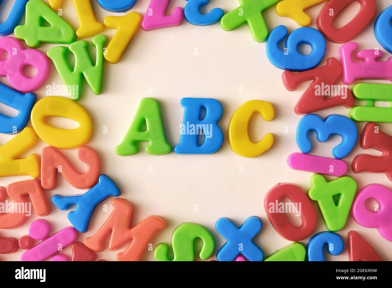 Lettres et symboles de l'alphabet sur fond jaune. Concept de joue arrière. ABC Banque D'Images