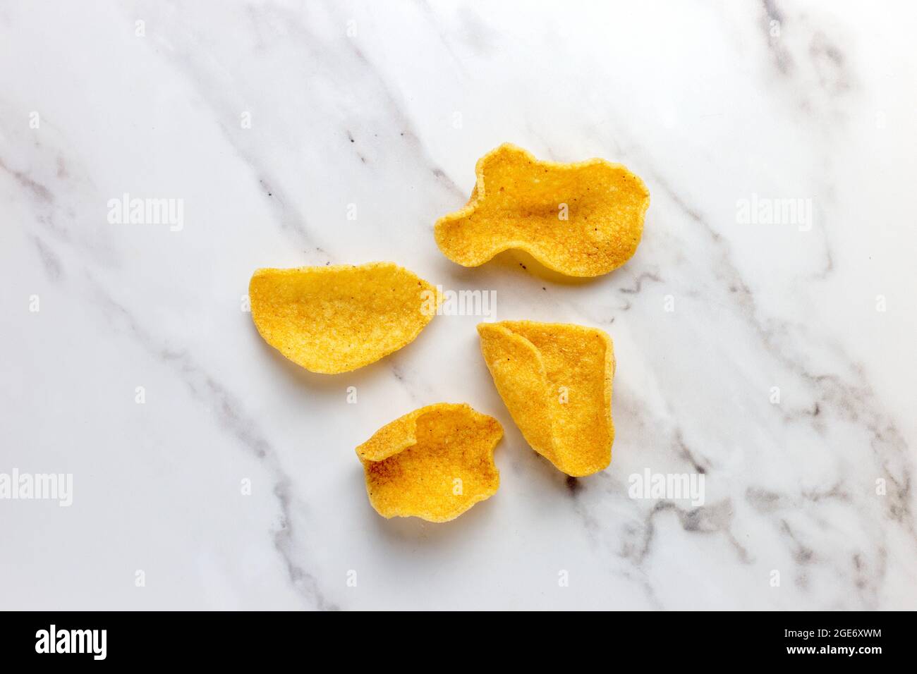 Craquelins de crevettes sur fond de marbre blanc – isolé, blanc FOOPPIX Banque D'Images