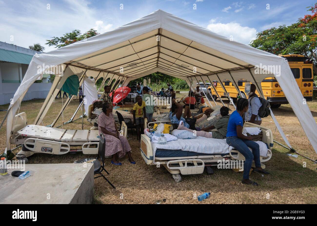Les patients de l'hôpital OFATMA des Cayes, en Haïti, sont pris en