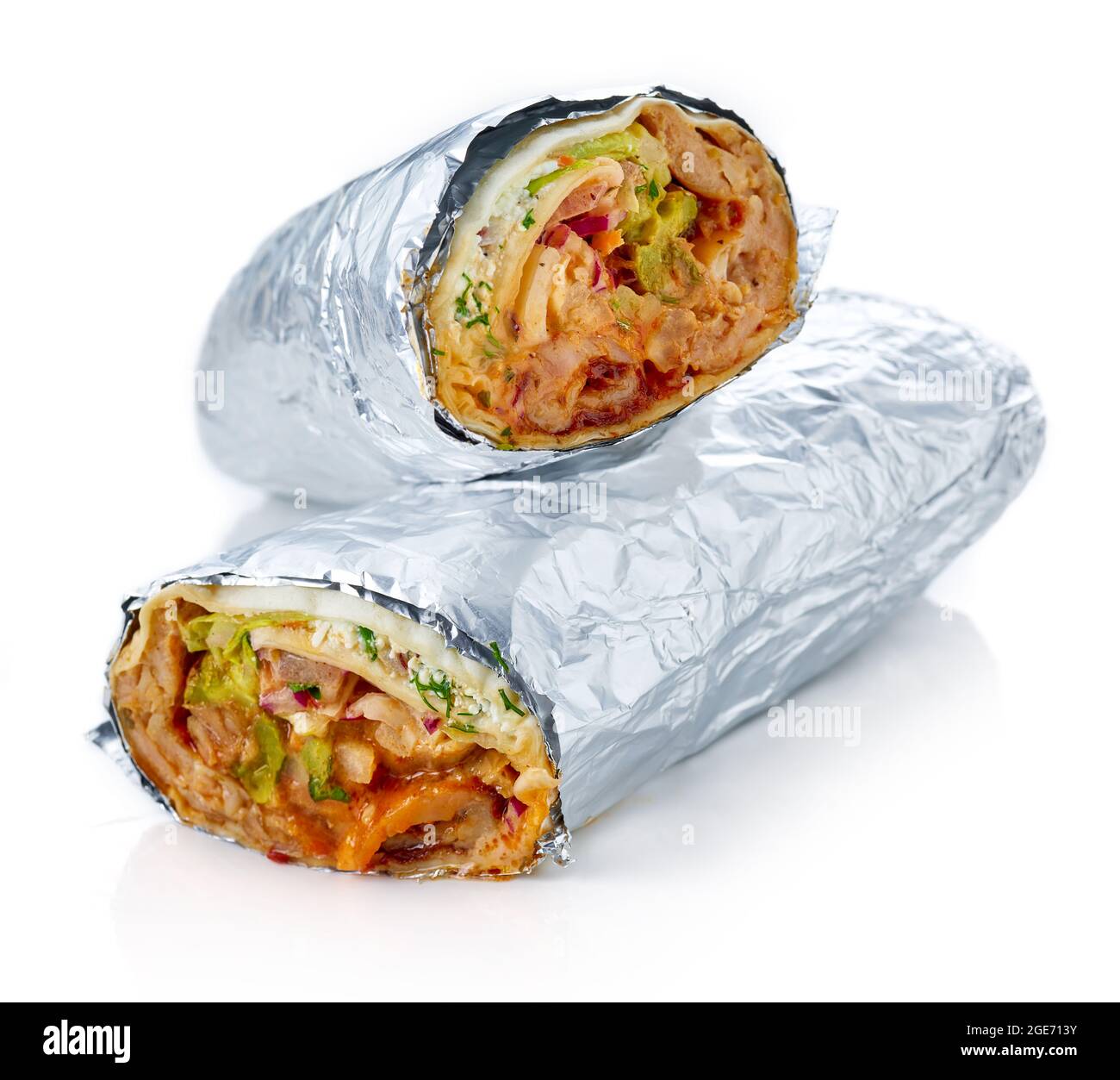 Doner kebab ou shawarma enveloppé dans une feuille d'aluminium coupée isolée sur fond blanc Banque D'Images