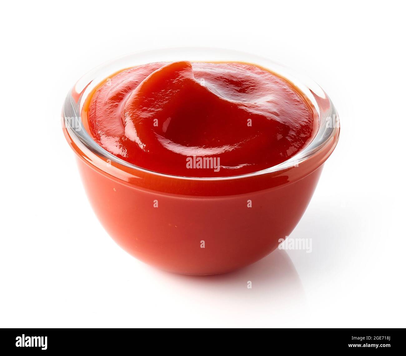 Bol en verre de ketchup ou de sauce tomate isolé sur fond blanc Banque D'Images
