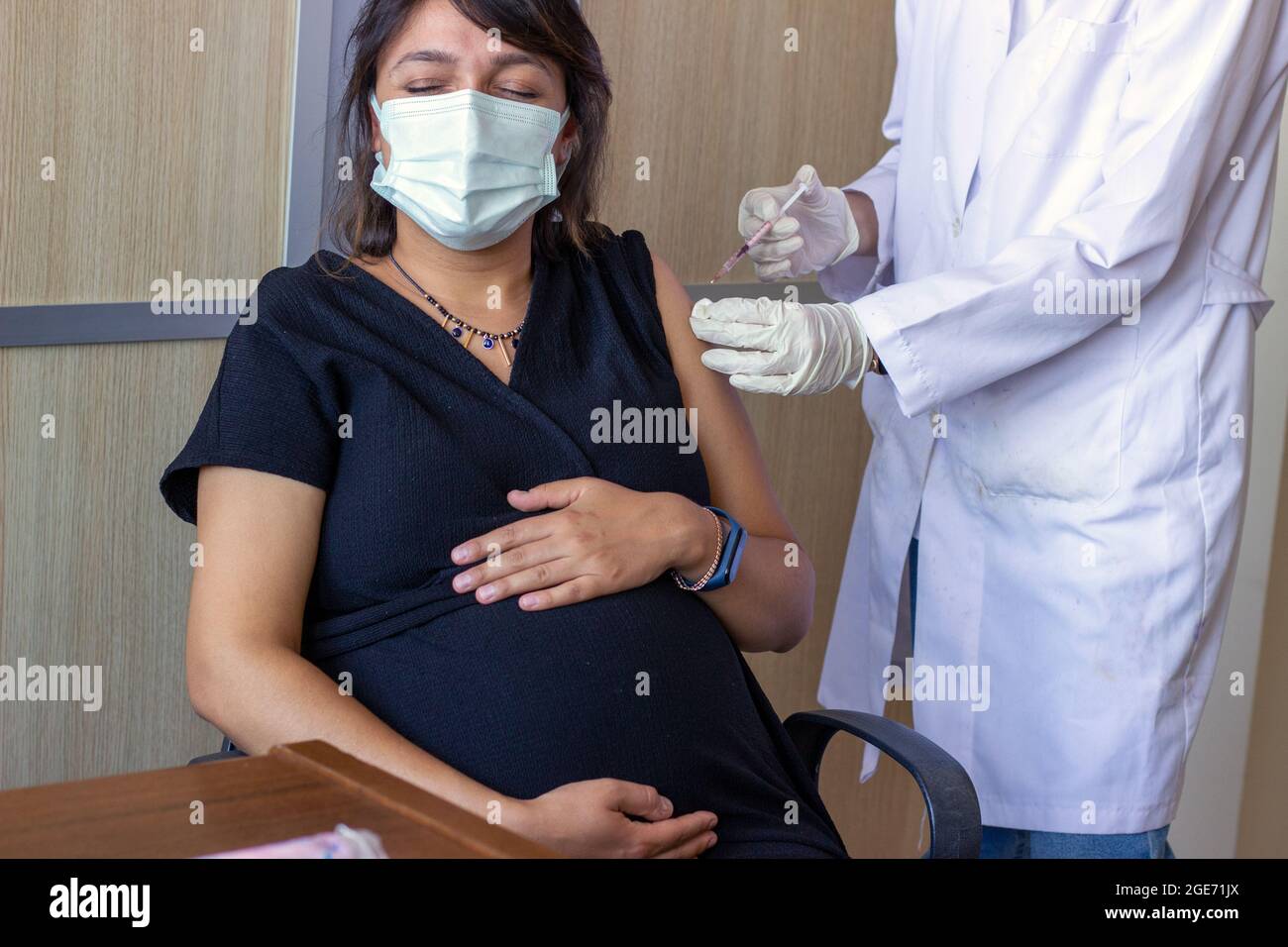 La femme enceinte se fait vacciner.Vaccin contre l'hépatite, la grippe, la diphtérie ou le covid.La femme avec enceinte évidente.Femme médecin ou infirmière main. Banque D'Images