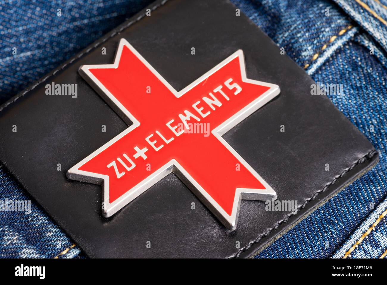 ZU+ELEMENTS décontracté Jean métal étiquette rouge emblème distinctif Banque D'Images