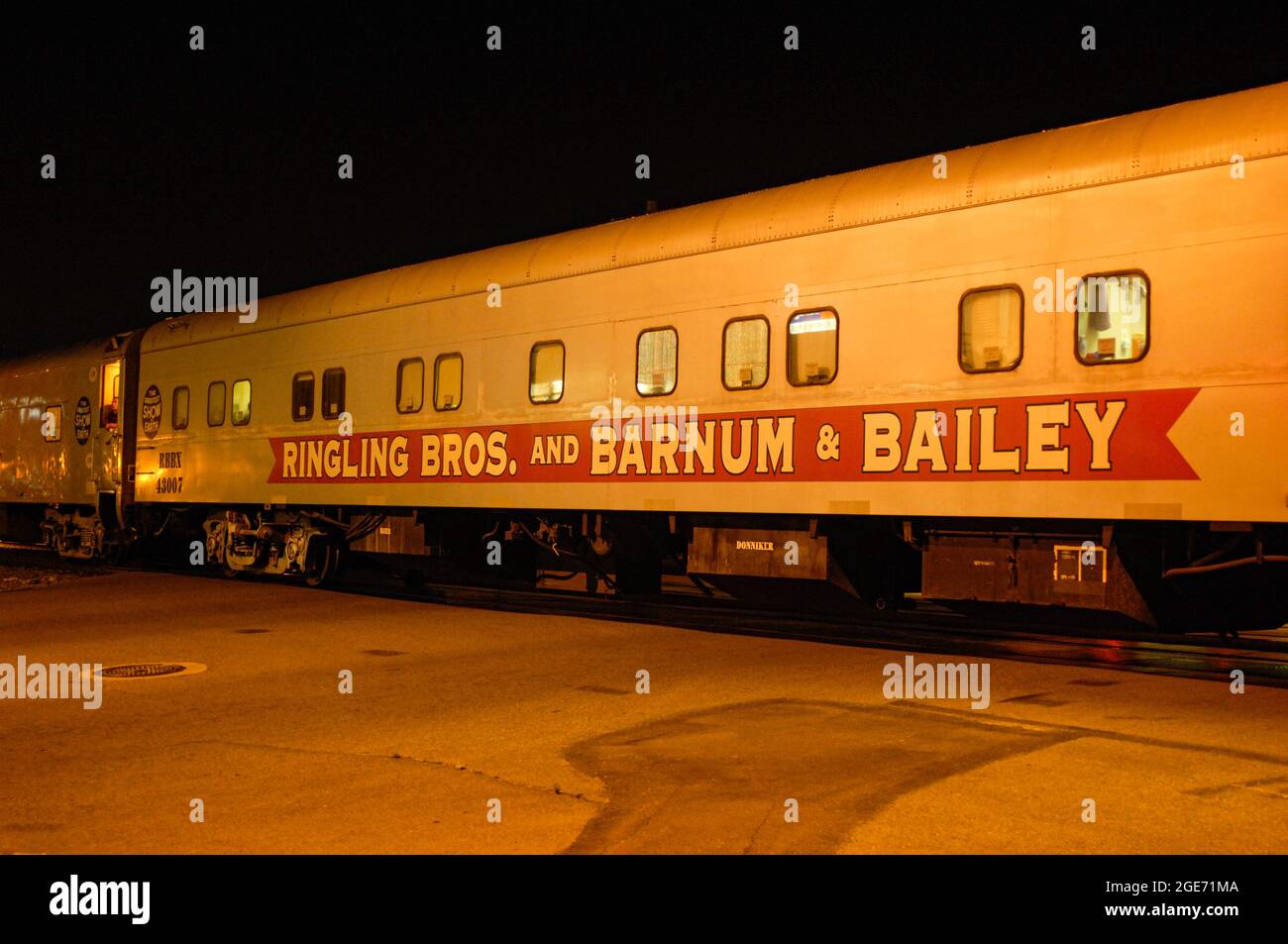 Ringling Bros. Et Barnum & Bailey, une voiture de tourisme de cirque s'est arrêtée sur la ligne principale pour San Diego, alors que le train est arrivé pour ses spectacles de cirque annuels. Banque D'Images