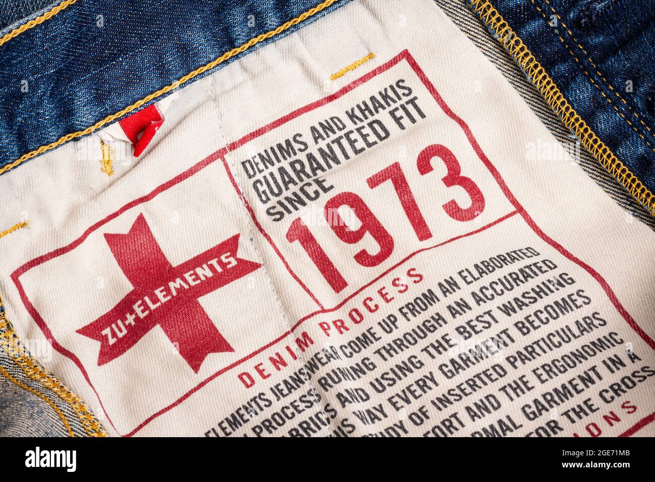 ZU+ ELEMENTS denim décontracté Jean intérieur vêtement étiquette d'information étiquette Banque D'Images