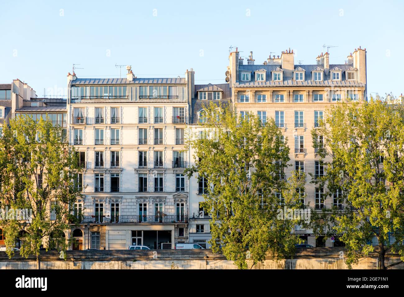 Tôt le matin lumière du soleil sur les bâtiments de l'Ile de la Cité, Paris, France Banque D'Images