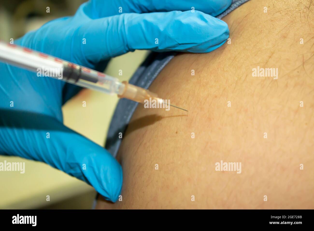 Une infirmière administrant le vaccin à l'épaule.Covid - 19 événement de vaccination.Une photo de gros plan et de mise au point sélective de la main du système et de l'infirmière.Une medica Banque D'Images