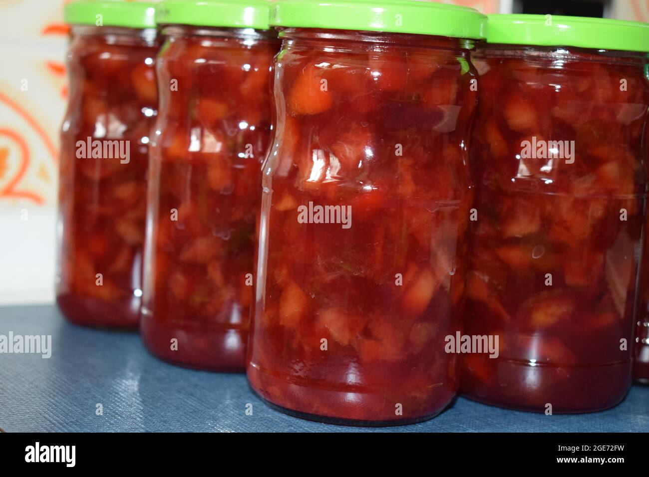 confiture de prunes maison en pots Banque D'Images