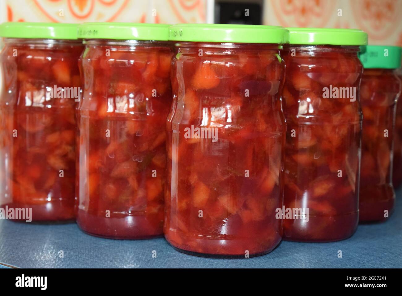 confiture de prunes maison en pots Banque D'Images