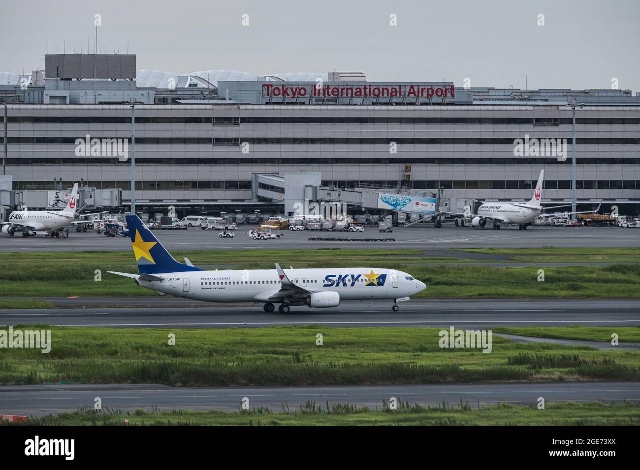 Avions de ligne à l'aéroport de Haneda Banque D'Images