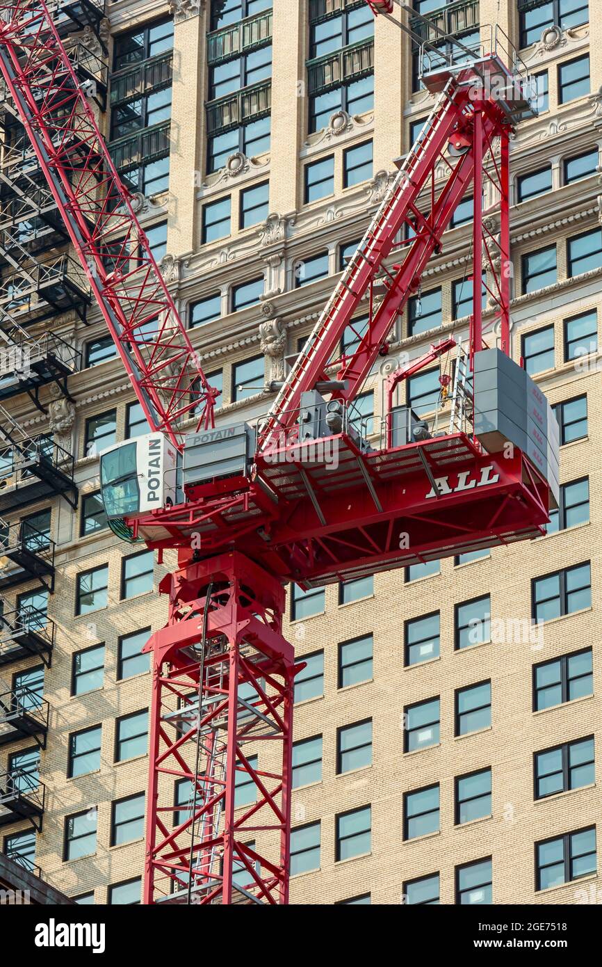 Detroit, Michigan - UNE grue de construction à côté d'un gratte-ciel existant dans le centre-ville de Detroit. Banque D'Images