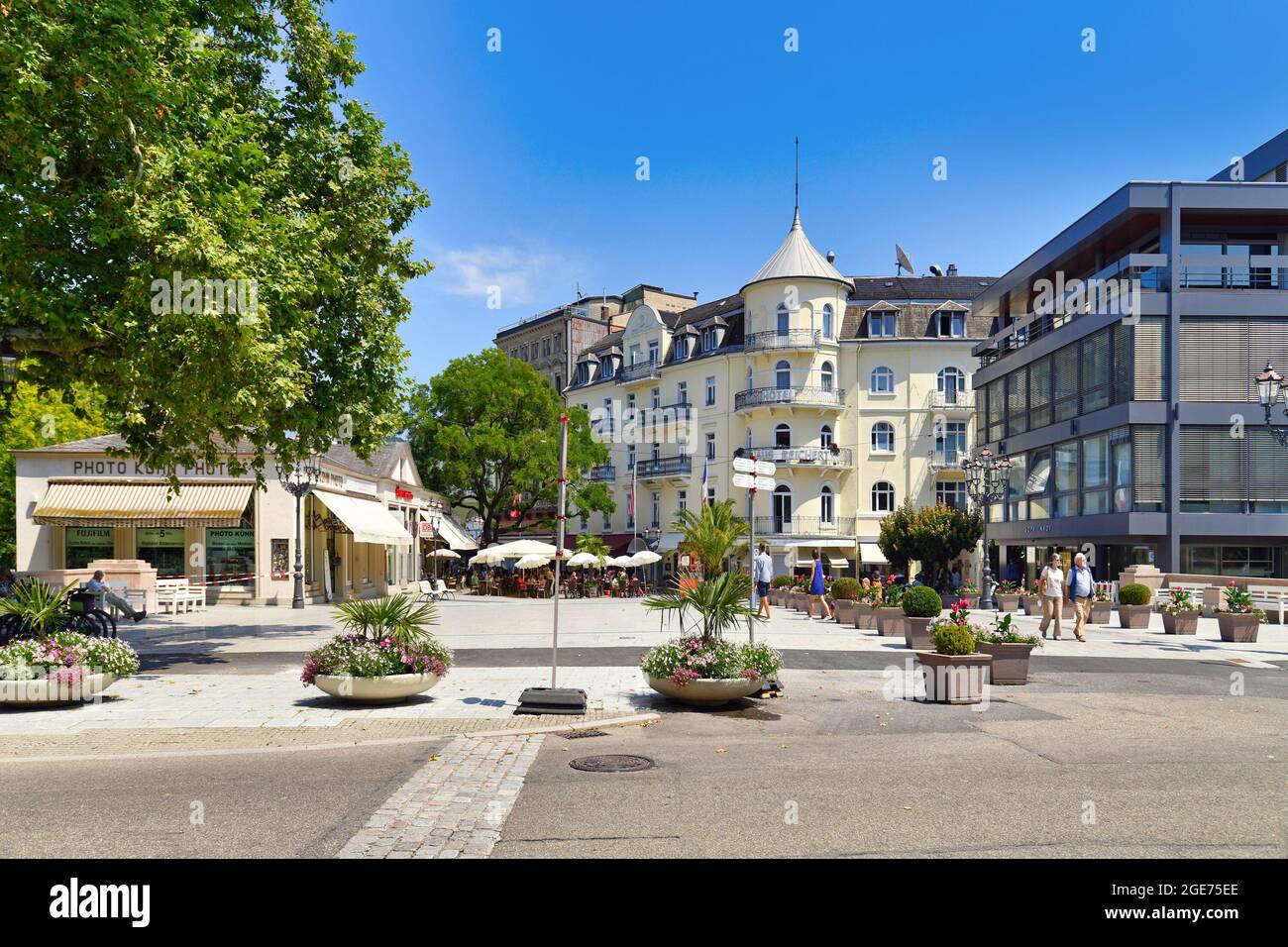Baden-Baden, Allemagne - 2021 juillet : rue appelée 'Sunhienstrasse' dans le centre historique de la ville thermale Banque D'Images
