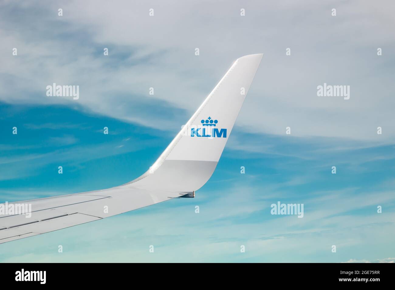 Helsinki, Finlande - 7 juillet 2021 : aile de KLM sur ciel bleu. Vol d'Helsinki à Amsterdam. Banque D'Images