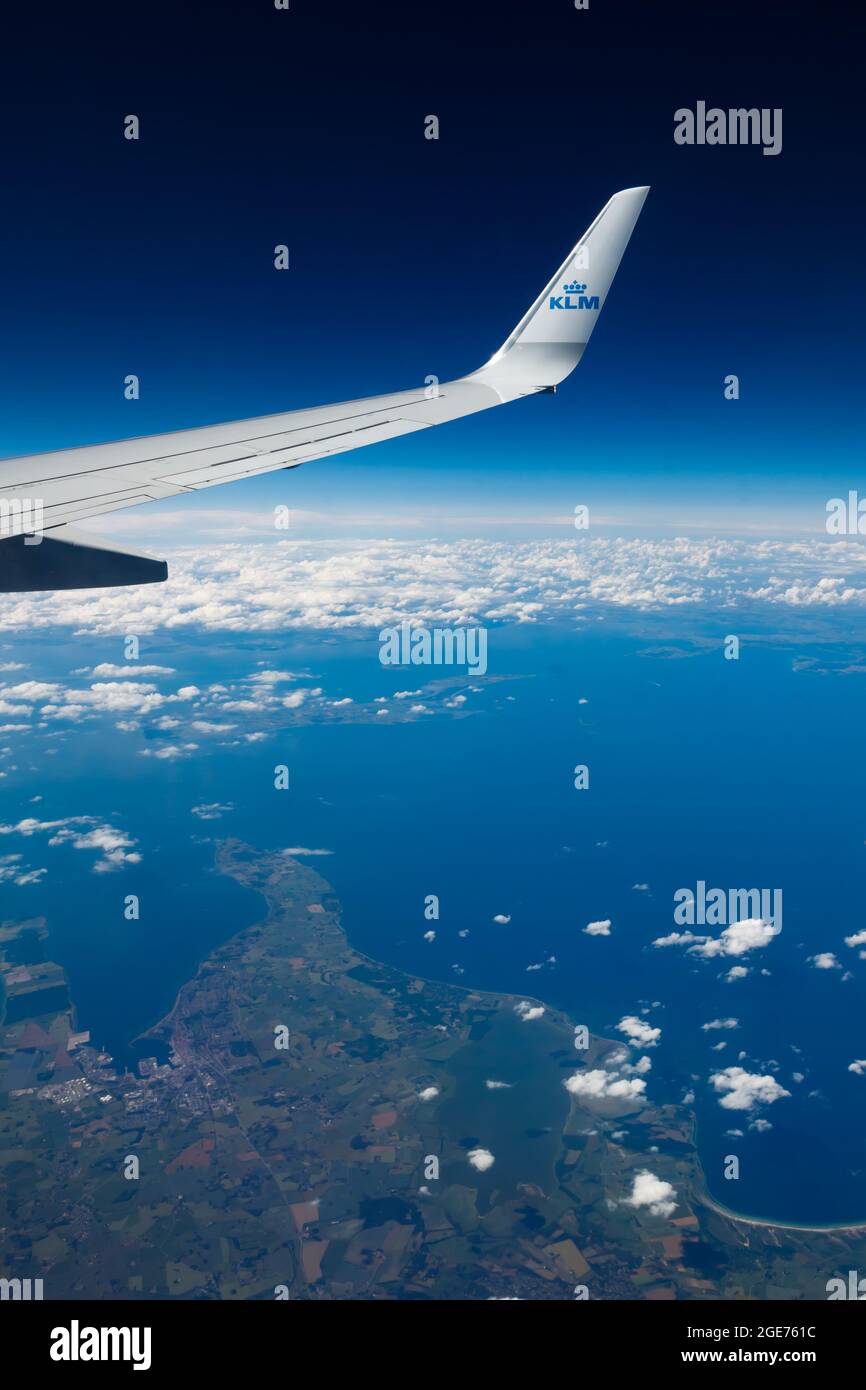 Helsinki, Finlande - 7 juillet 2021 : aile de KLM sur ciel bleu. Vol d'Helsinki à Amsterdam. Banque D'Images
