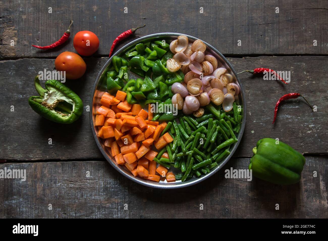 Légumes crus fraîchement hachés carottes, haricots, oignons et poivrons verts avec foyer sélectif. Plats prêts à cuire. Banque D'Images