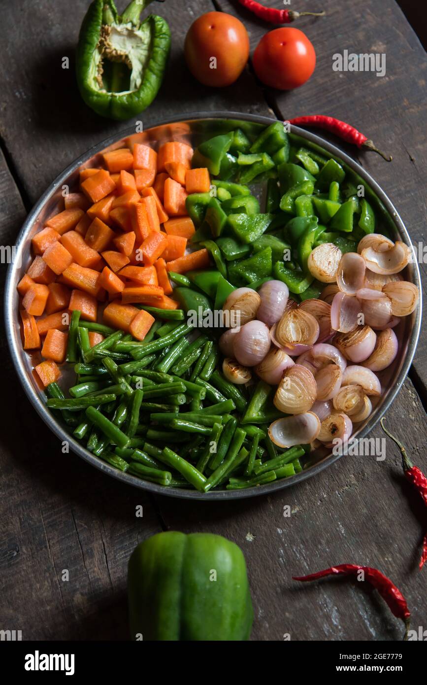 Légumes crus fraîchement hachés carottes, haricots, oignons et poivrons verts avec foyer sélectif. Plats prêts à cuire. Vue de dessus Banque D'Images