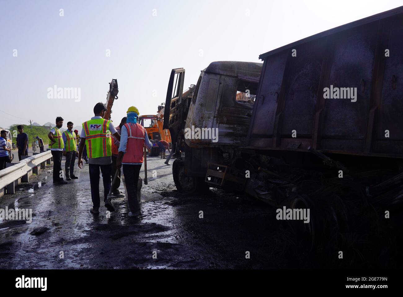 Ajmer,Inde , août 17: Des experts en criminalistique effectuent l'examen technique des véhicules concernés, en travaillant sur l'origine de l'accident . Un incendie éclate après une collision entre deux camions sur une route nationale près d'Ajmer, Rajasthan, quatre personnes ont été gravement brûlées et transportées à l'hôpital.Credit: Himanshu Sharma / Eyepix Group / Alay Live News Banque D'Images