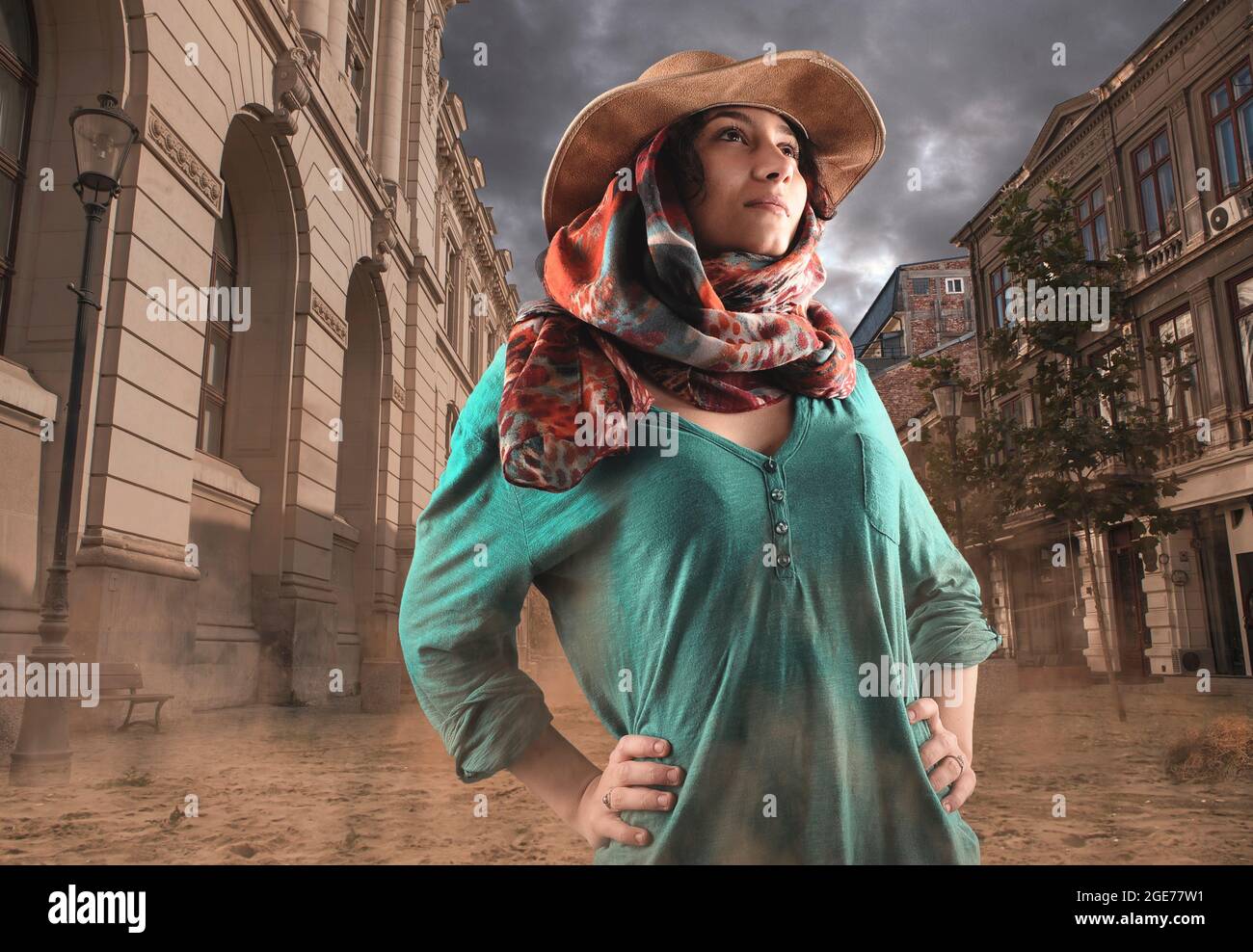 La femme explorateur découvre une ville non peuplée . Belle femme portant  un chapeau de cow-boy et marchant dans une ville couverte de sable Photo  Stock - Alamy